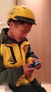 少妇叫跑腿买情趣用品！非要小哥现场体验不然就差评